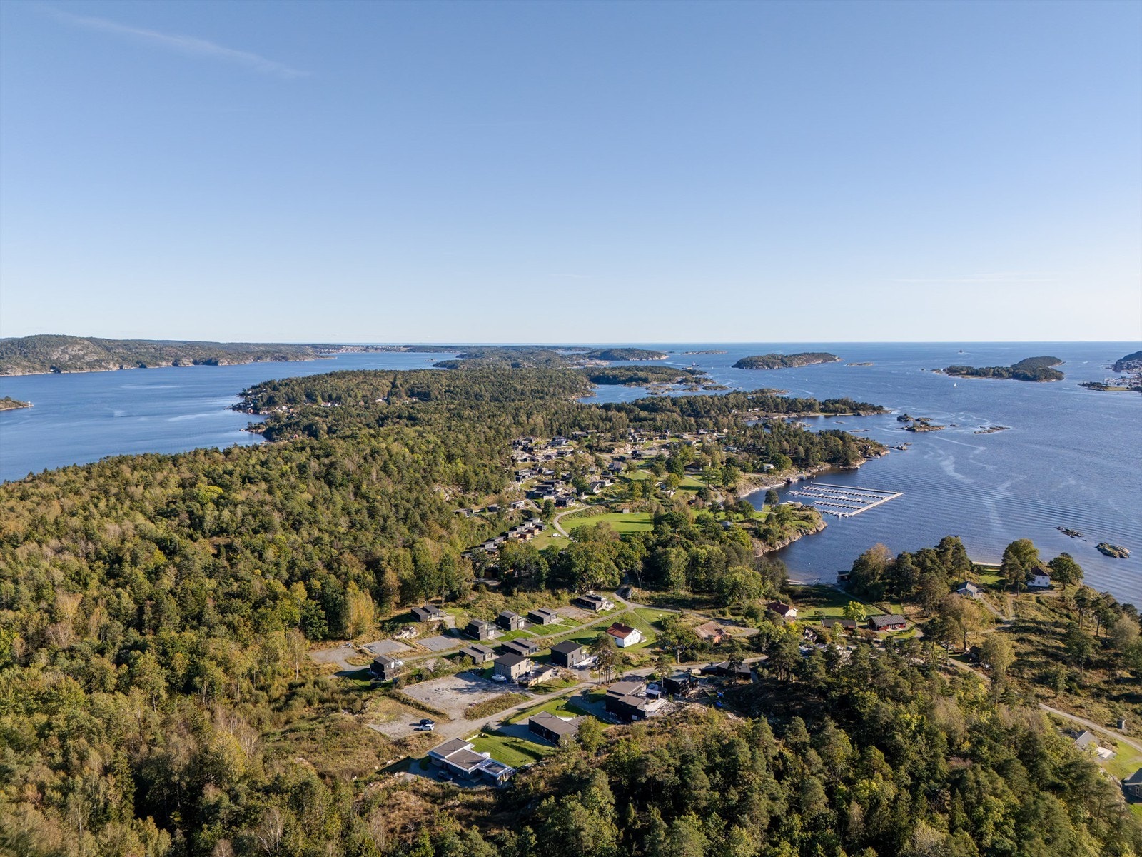Øya har også gjestebrygger og en sommeråpen restaurant for besøkende. Galleribilde