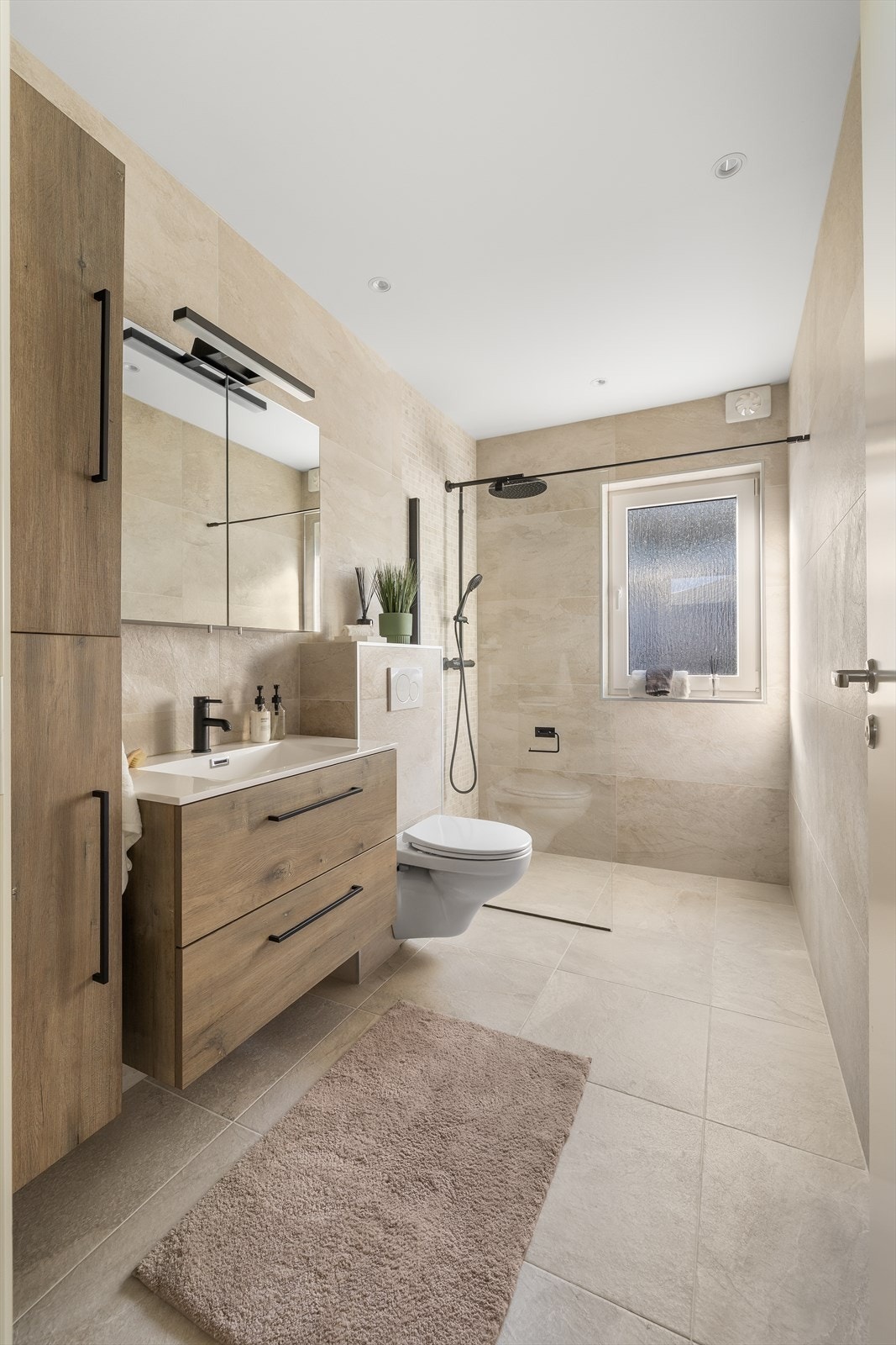 Badet holder en gjennomgående høy standard med delikate materialvalg. Galleribilde