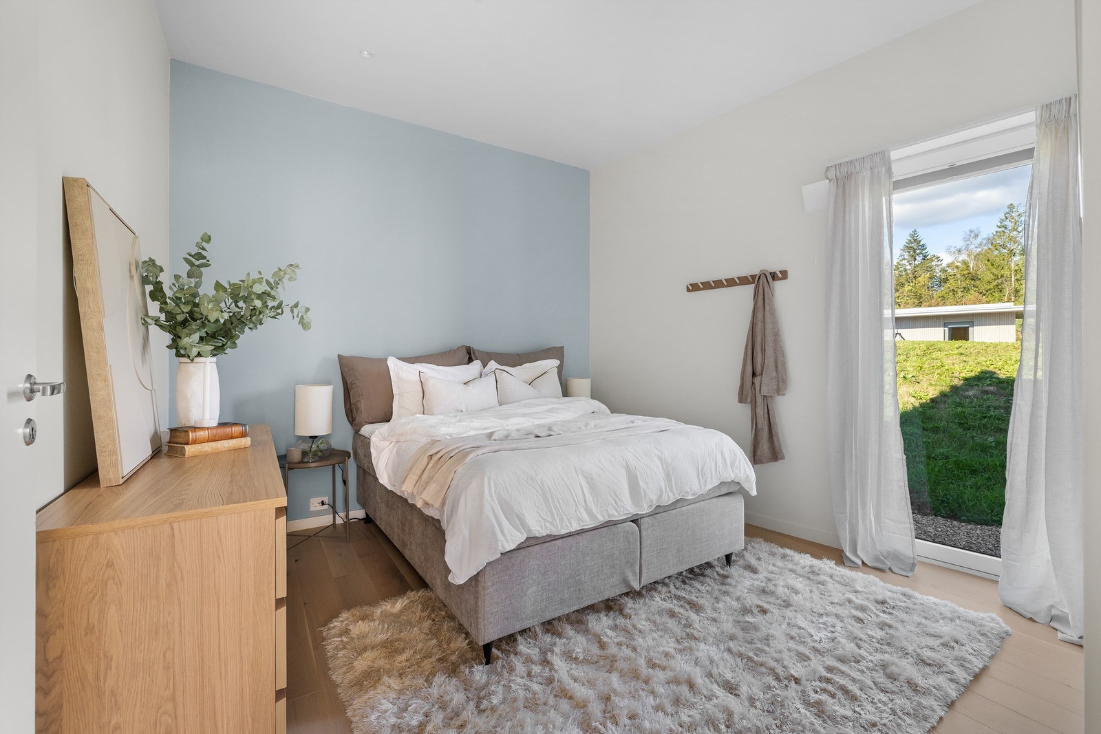 Også dette soverommet har god plass til en dobbeltseng. Galleribilde