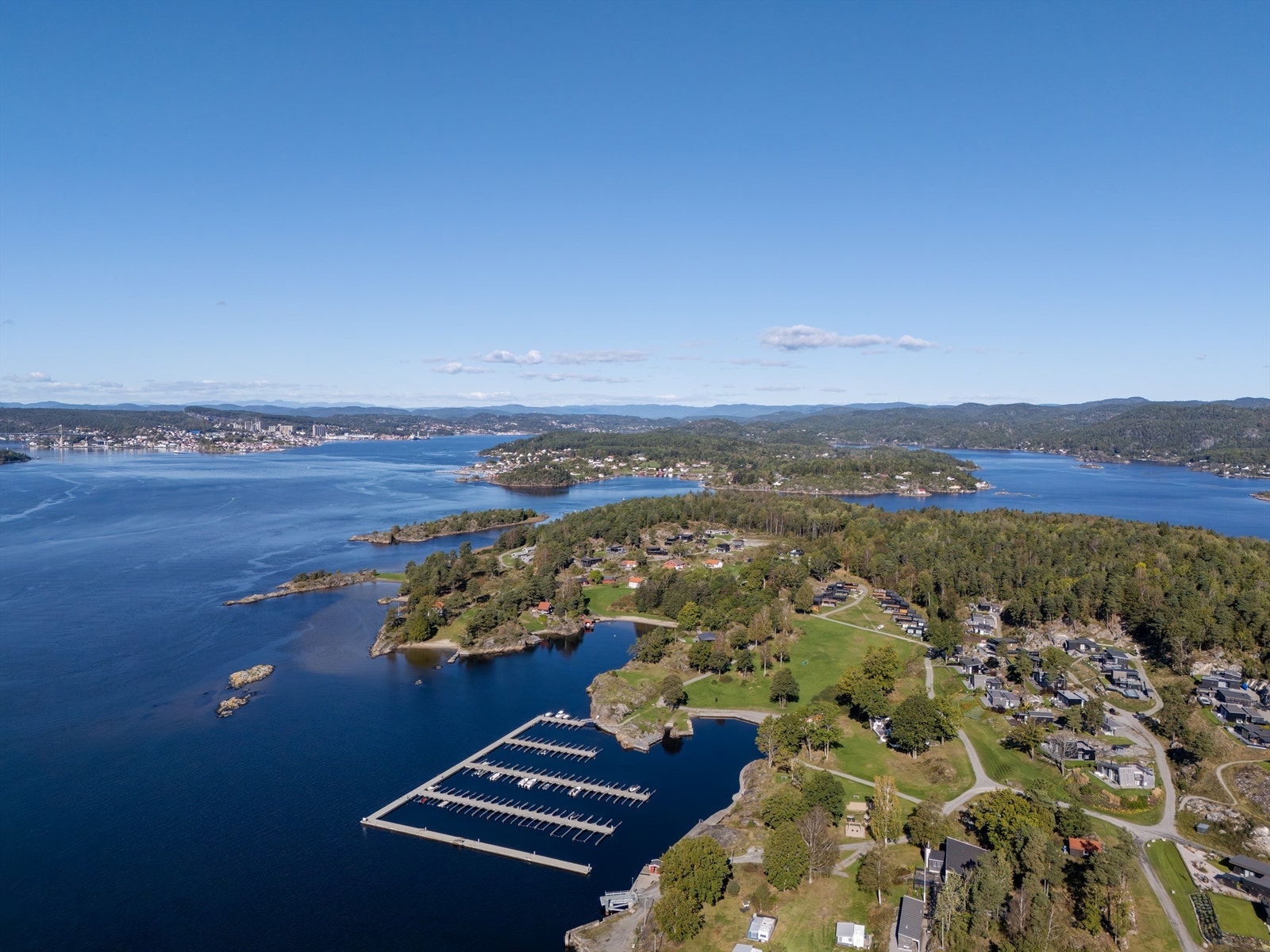 Bjørkøya ligger sentralt i Langesundsfjorden, mellom Brevik og Langesund. Galleribilde
