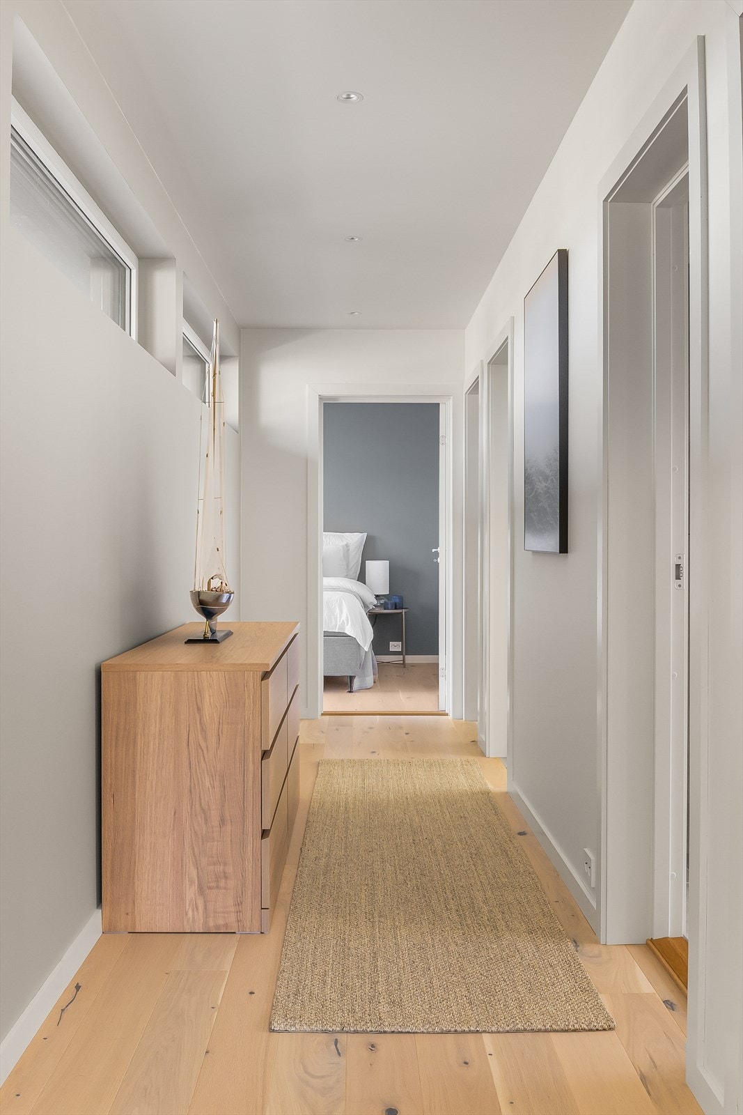 Gangen fordeler til hyttas fire soverom, bad og vaskerom. Galleribilde