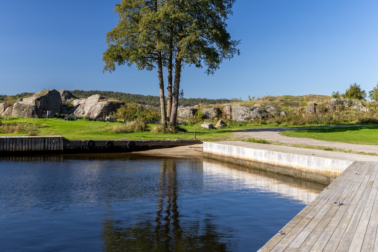 Bryggeanlegget har faste båtplasser og en egen gjestebrygge. Galleribilde