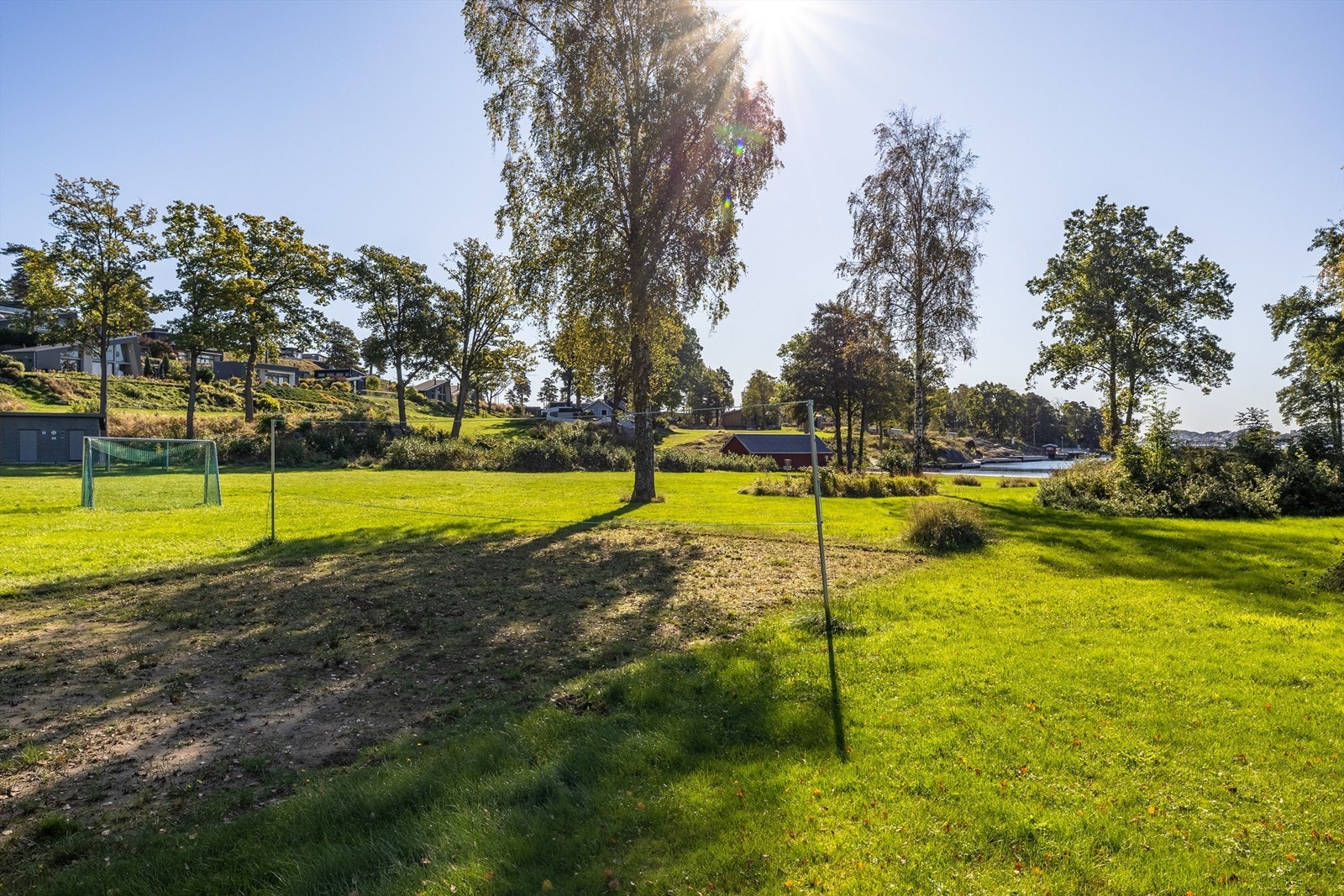 Øya er familievennlig med opparbeidede friarealer, lekeplasser og turstier. Galleribilde