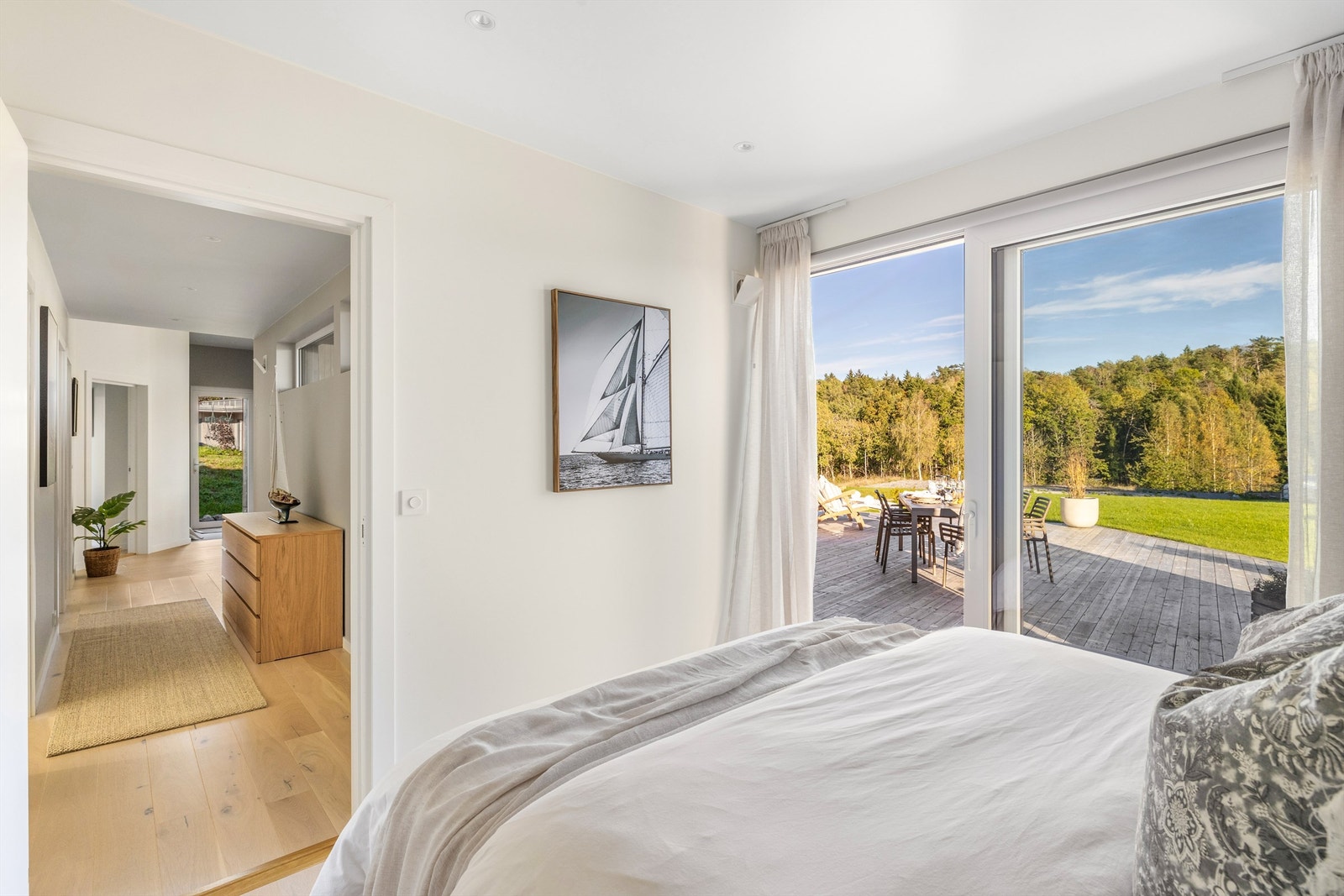 Herfra kan du gå rett ut på terrassen og nyte morgenkaffen. Galleribilde