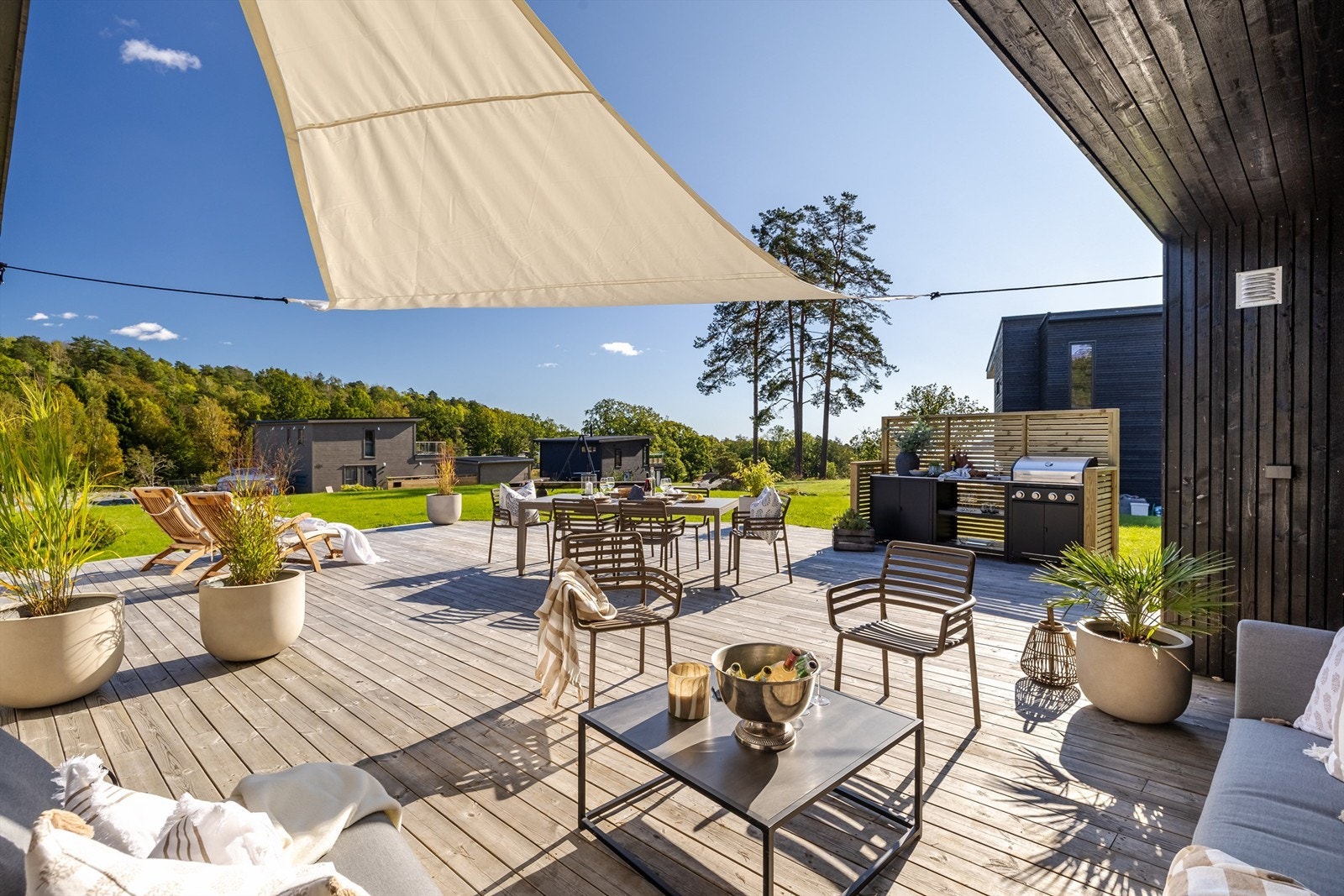 Uteplassen er romslig og gir fleksibilitet for møblering. Galleribilde