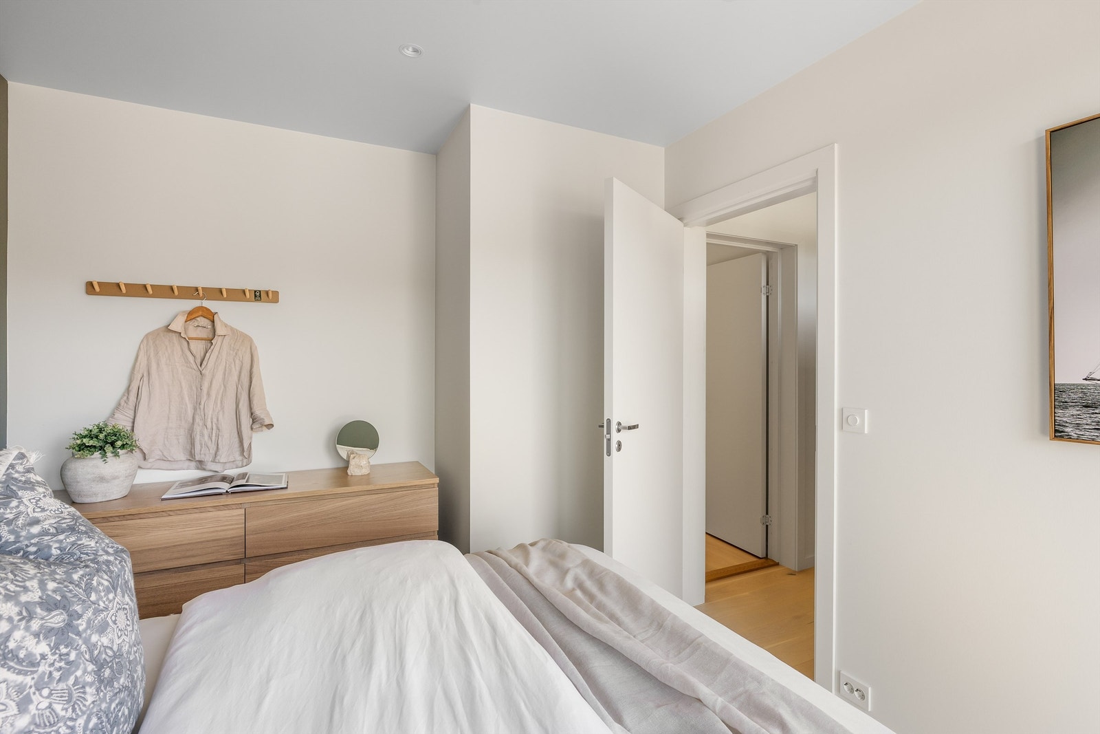 Gjennomtenkte detaljer og materialvalg preger også soverommene. Galleribilde