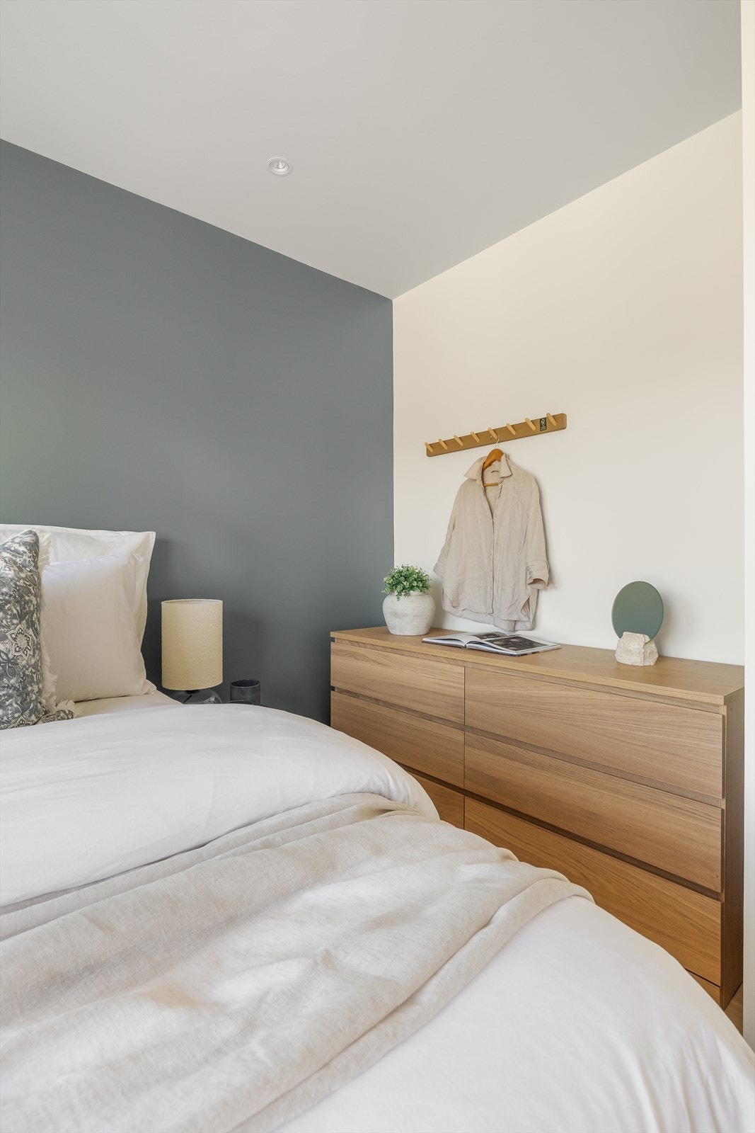 Innfelte spotter med dimmefunksjon gir behagelig belysning på soverommene. Galleribilde