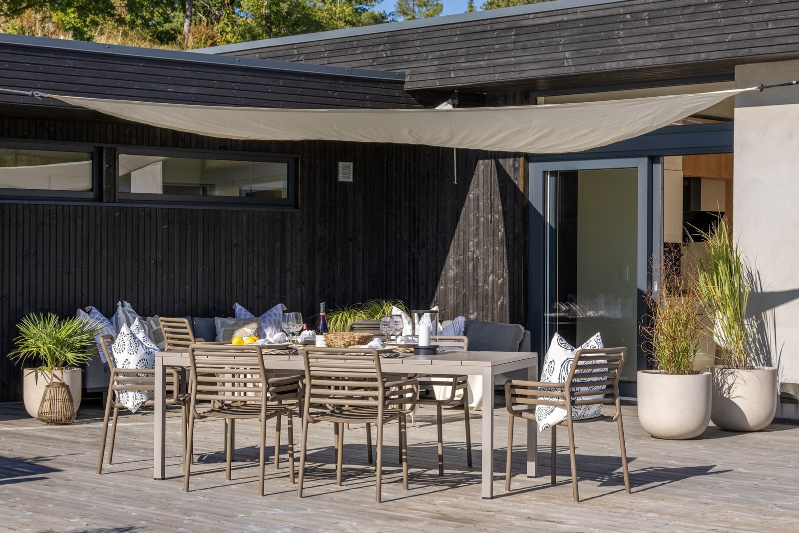 Terrassen er delvis overbygget, noe som gir ly for vær og vind. Galleribilde