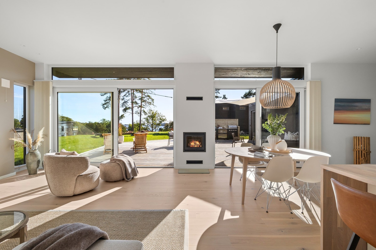 Store vindusflater fra gulv til tak visker ut skillet mellom inne og ute. Galleribilde