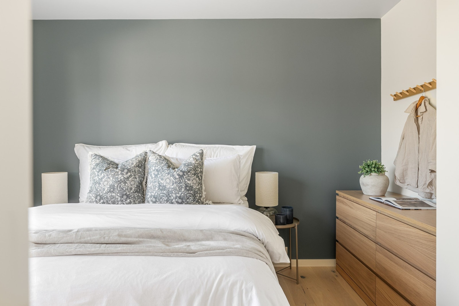 Rommet har god plass til dobbeltseng og oppbevaringsmøbler. Galleribilde