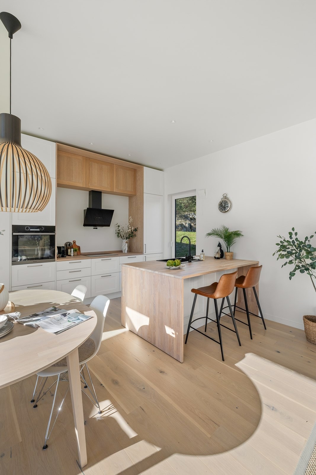 Innredningen har hvitmalte fronter med detaljer i eikefinér og overskap til himlingen. Galleribilde