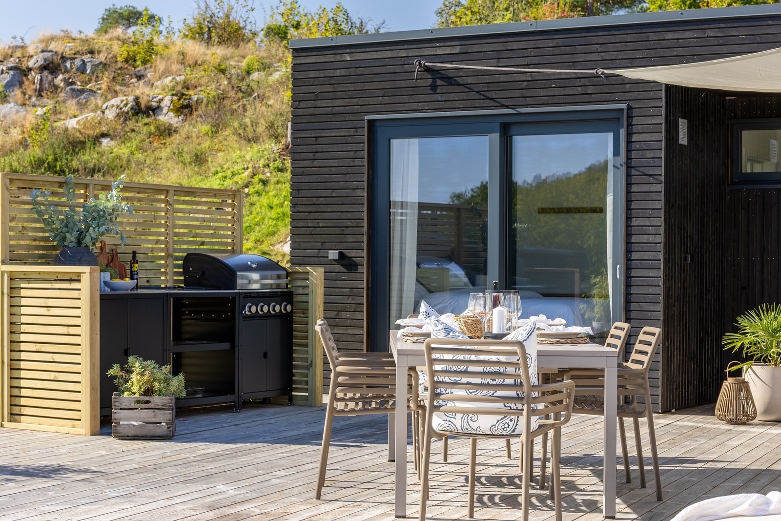 En egen sone på terrassen er tilrettelagt for utekjøkken og grilling. Galleribilde