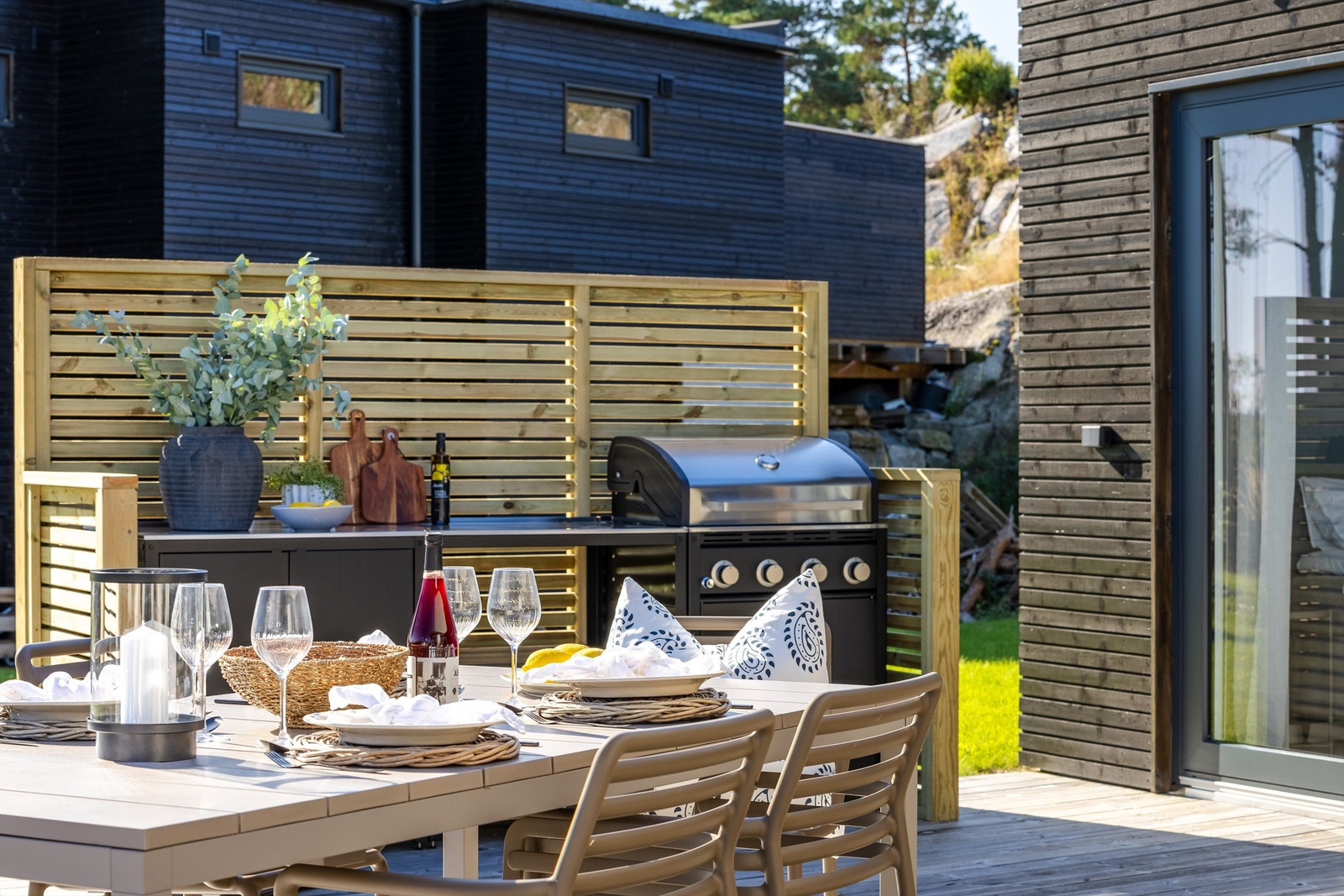 Skjermvegg gir en lun og usjenert krok for matlaging. Galleribilde