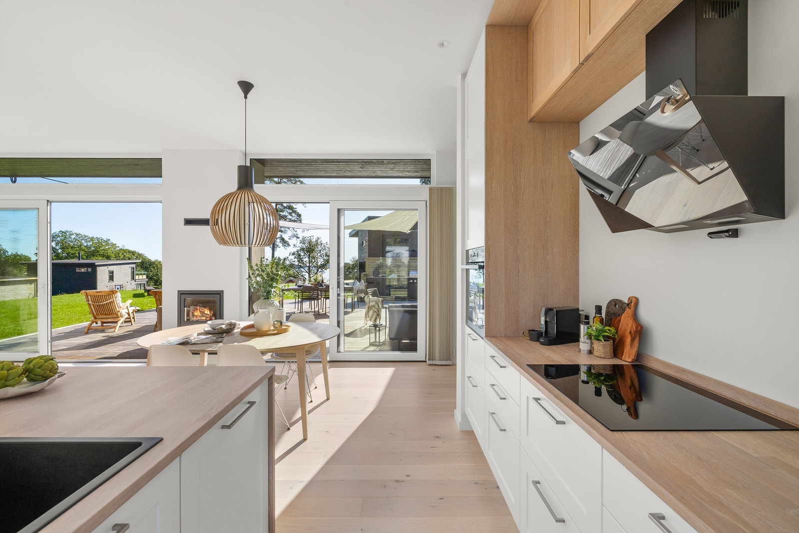 Kjøkkenet er fullt utstyrt med integrerte hvitevarer, klart for bruk. Galleribilde