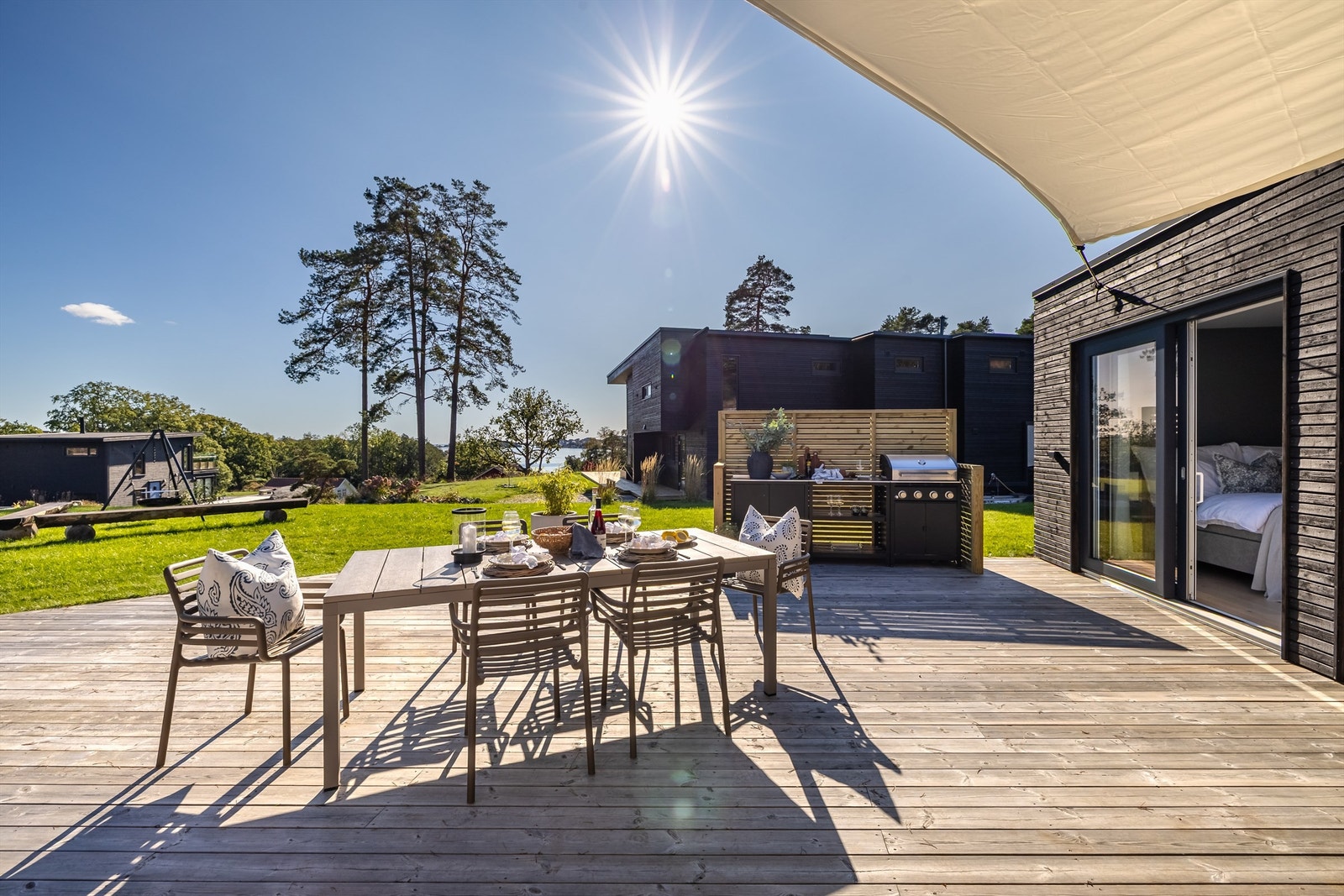 Direkte utgang fra hovedsoverommet til denne solrike uteplassen. Galleribilde