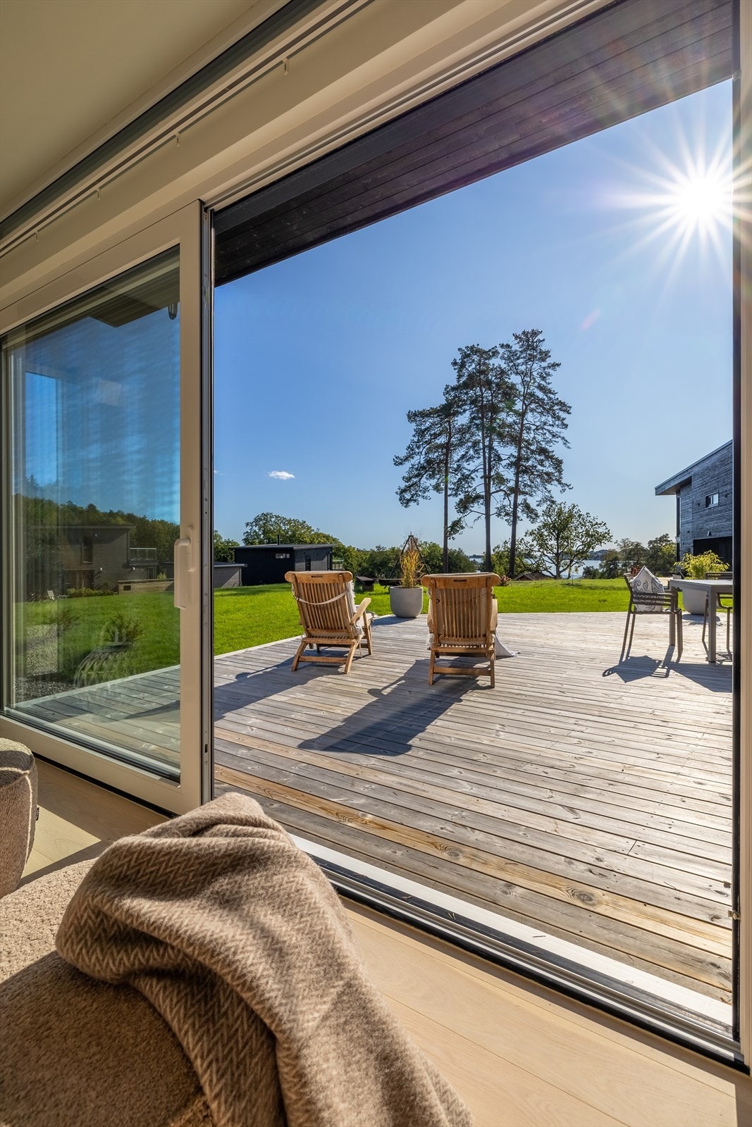 Utsikten mot terrassen og naturen kan nytes også innenfra. Galleribilde