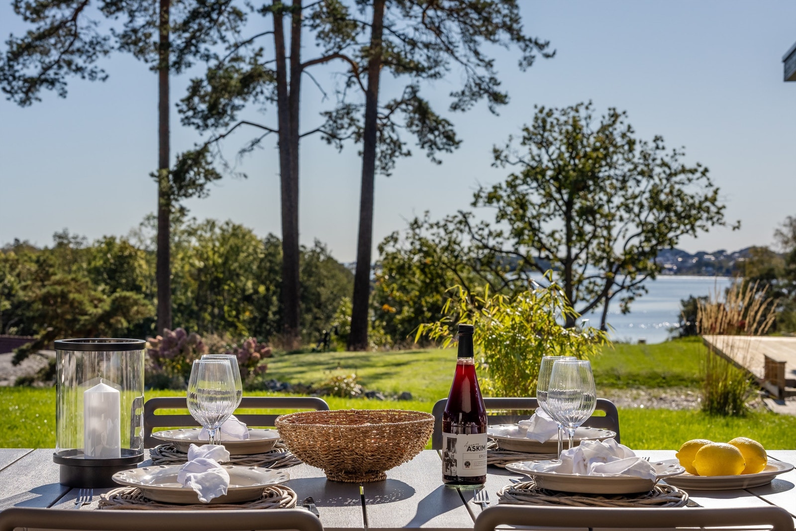 Nyt måltidene med utsikt mot sjøen og den grønne naturen. Galleribilde
