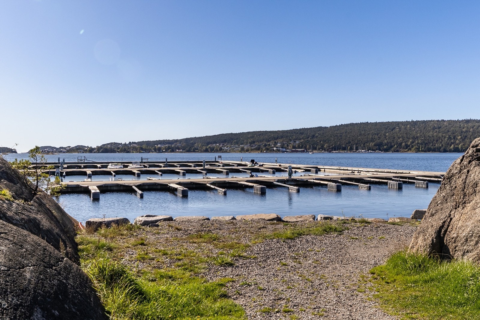 Det medfølger en tinglyst rett til 3 meter bred båtplass i felles bryggeanlegg. Galleribilde