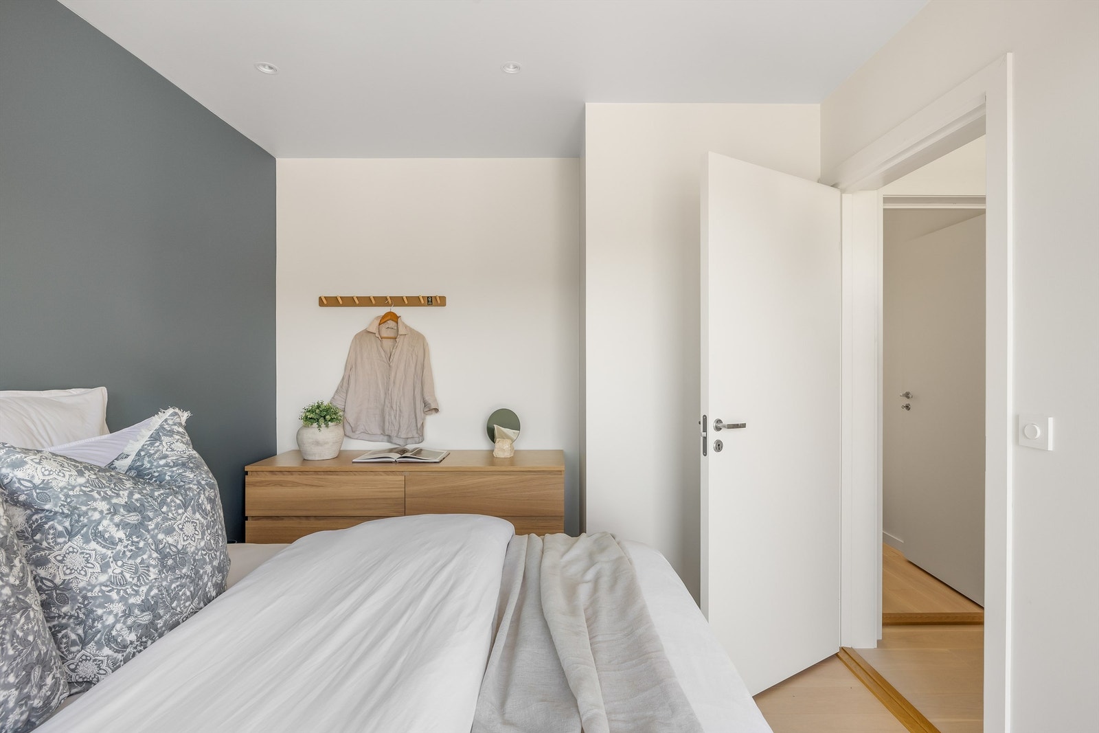 Hovedsoverommet har en egen, privat atmosfære. Galleribilde