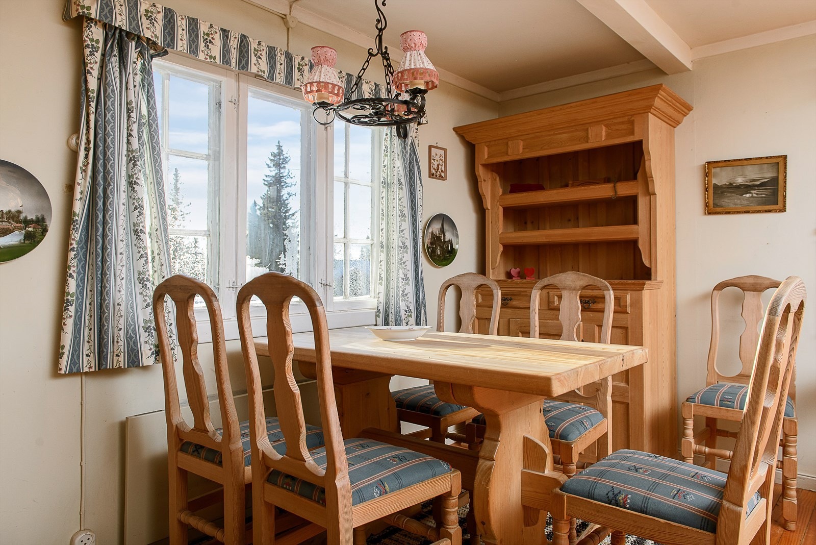 Hyggelig med spiseplass under vinduet. Galleribilde