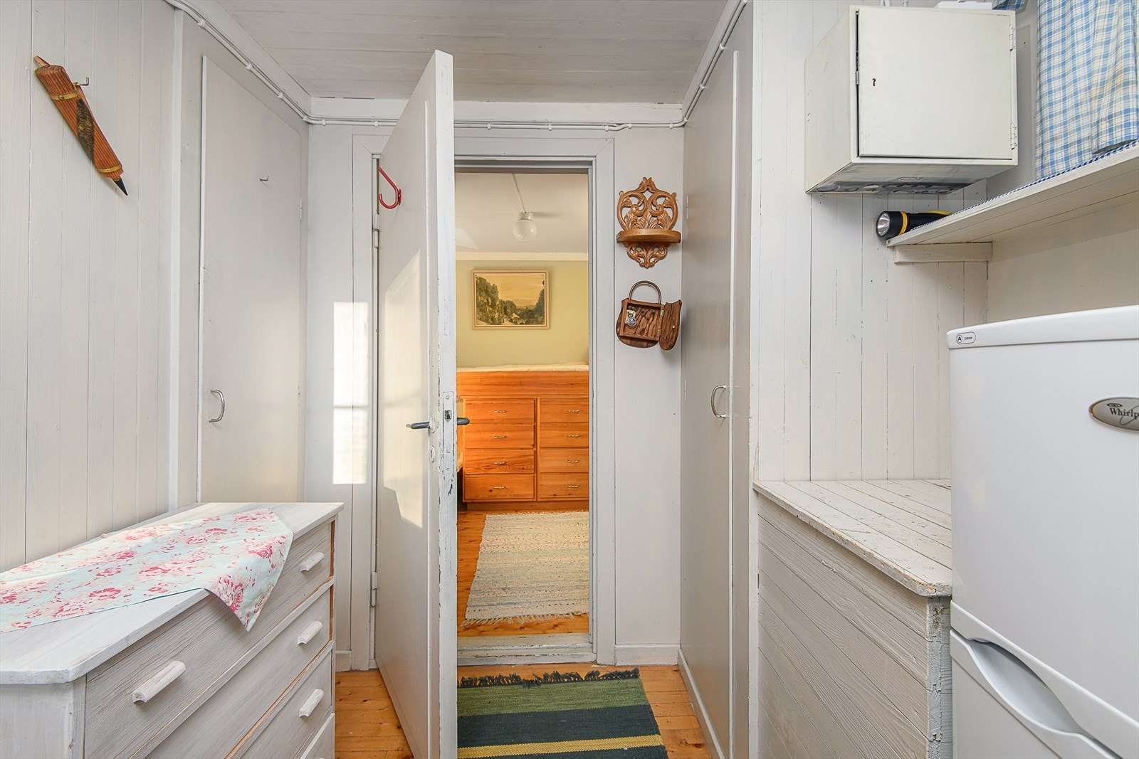 Fra gang er det adkomst til det ene soverommet. Galleribilde