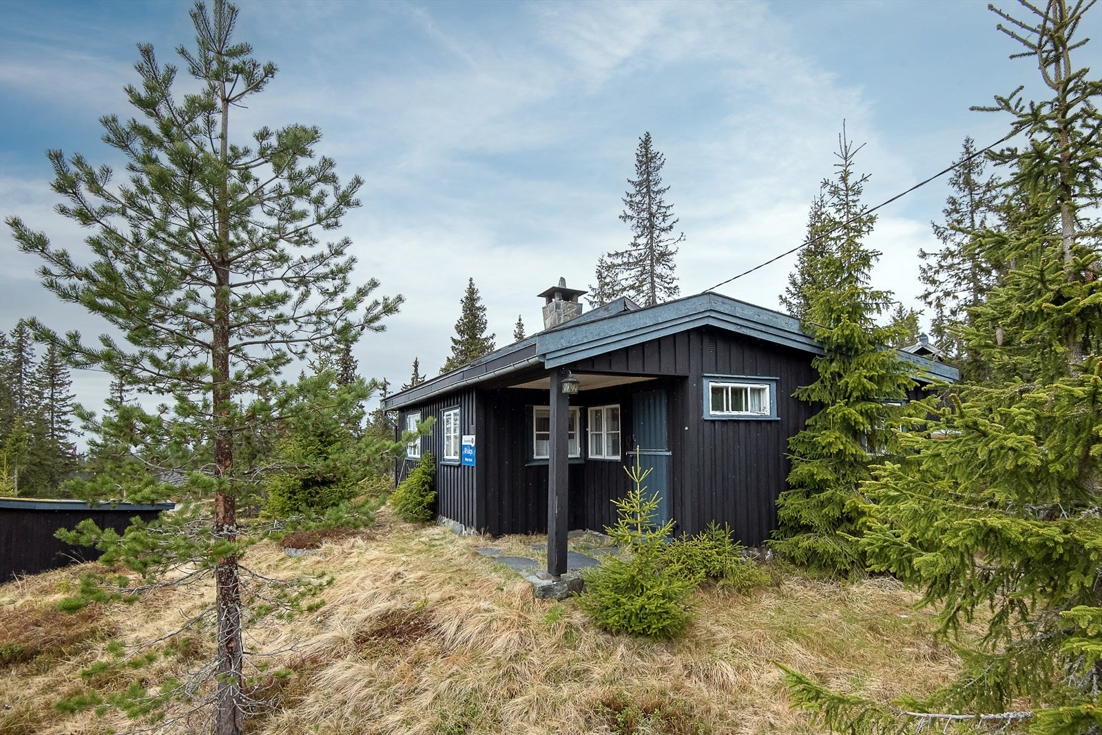 Eldre hytte med behov for påkost og oppgradering sett i forhold til dagens standardkrav. Galleribilde