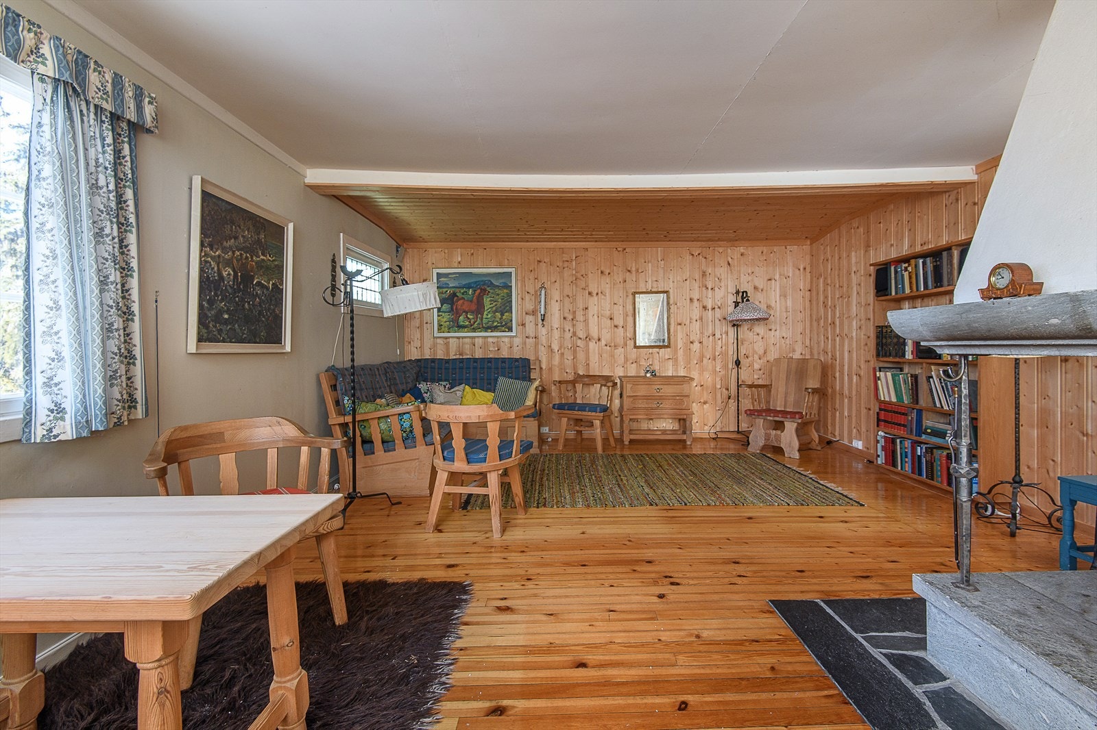 Koselig stue med plass til spisebord og salong. Galleribilde