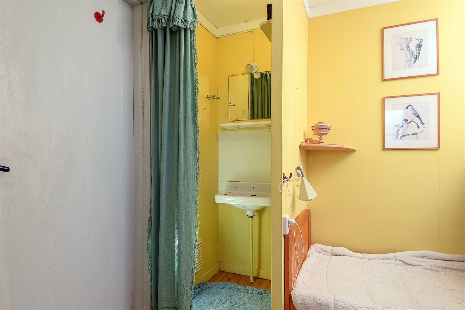 På det ene soverommet er det enkel servant. Galleribilde