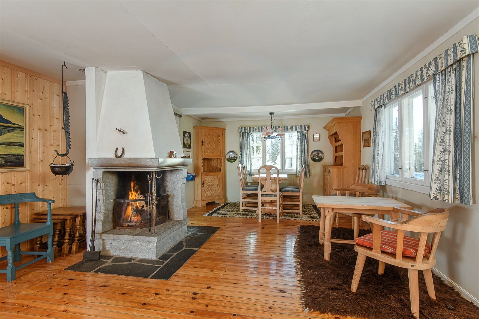 Åpen peis. Rikelig med naturlig lys inn i rommet. Galleribilde