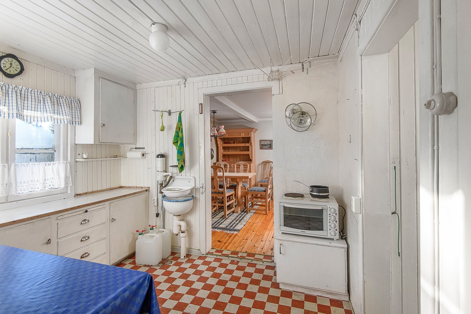 Fra stue og ut mot kjøkken. Galleribilde