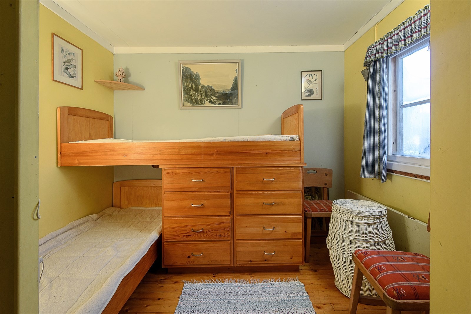 Soverom med plassbygget seng. Galleribilde