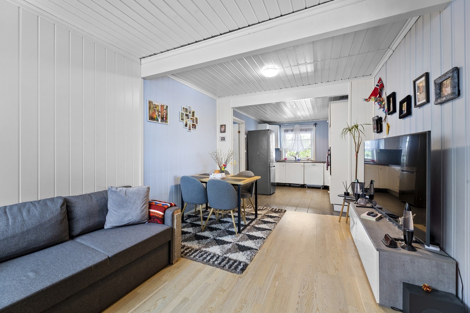 Det er innredet en hybel i 1. etasje. Galleribilde