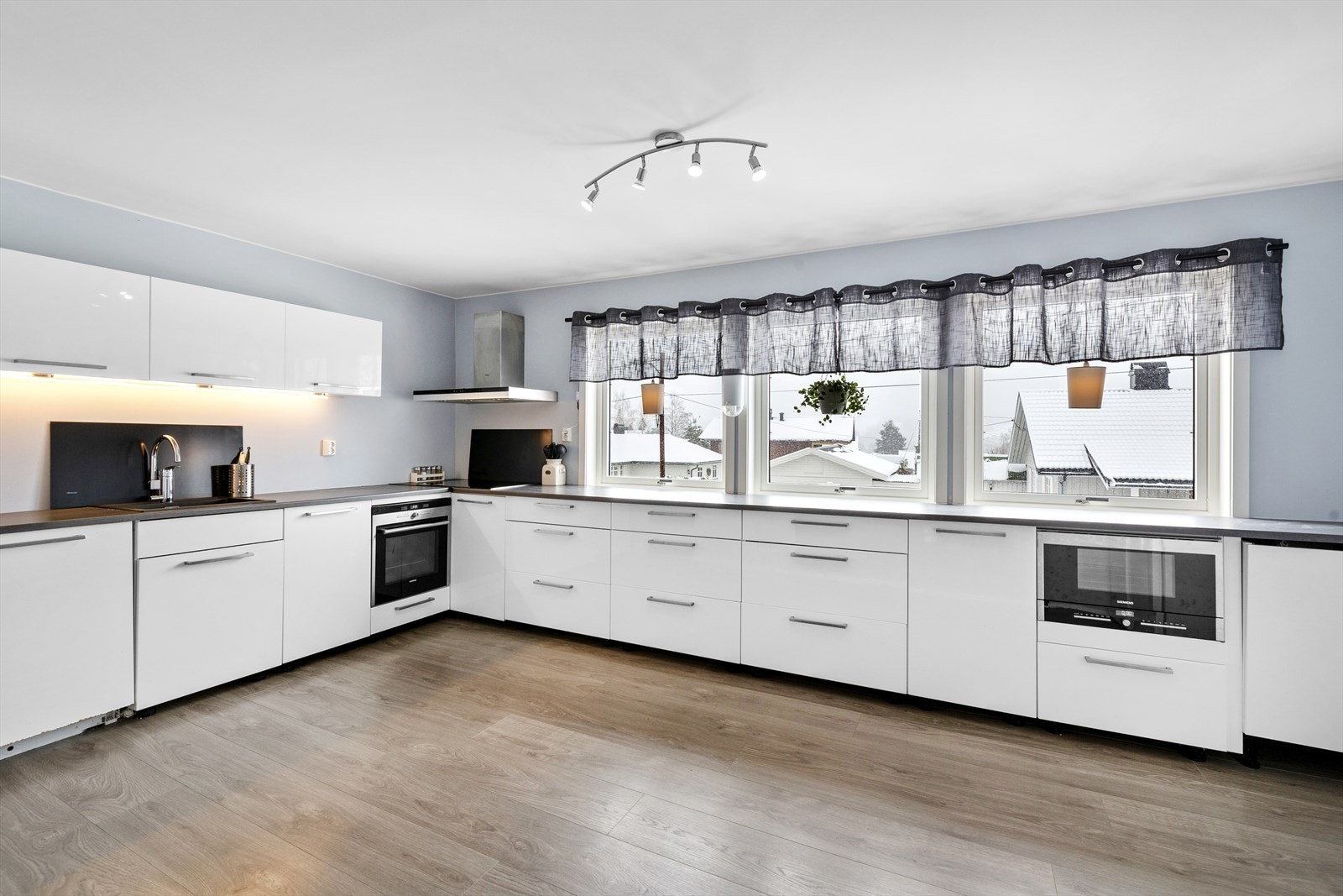 Kjøkkenet har en lys innredning. Galleribilde