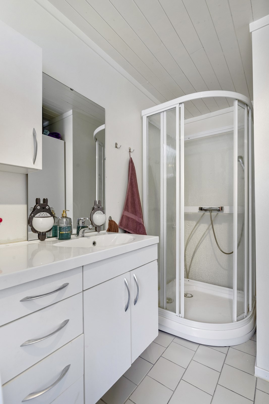 Bader har dusjkabinett, servant og opplegg for vaskemaskin. Galleribilde