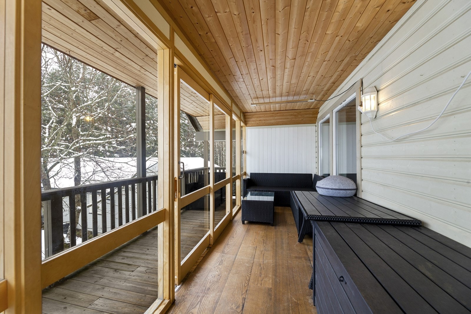 Fra stuen er det utgang til en innglasset veranda. Galleribilde