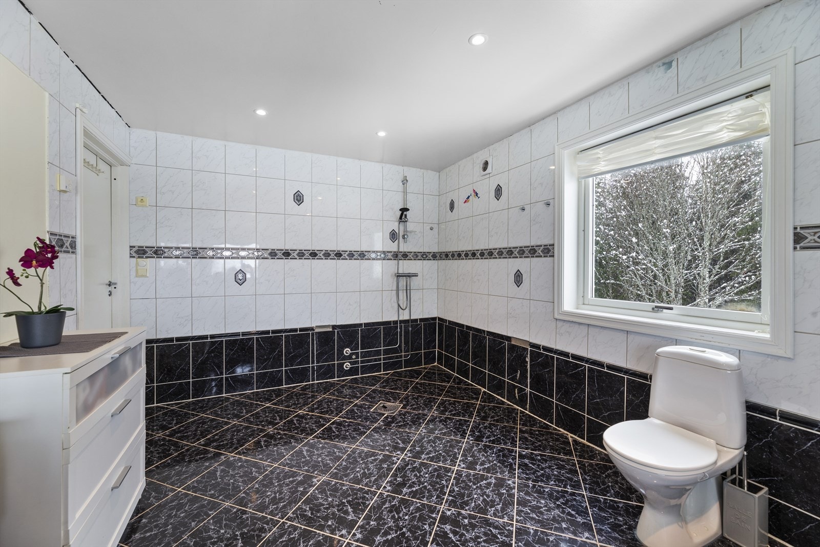 Badet er innredet med servant, toalett, dusj på vegg og har opplegg for vaskemaskin. Galleribilde