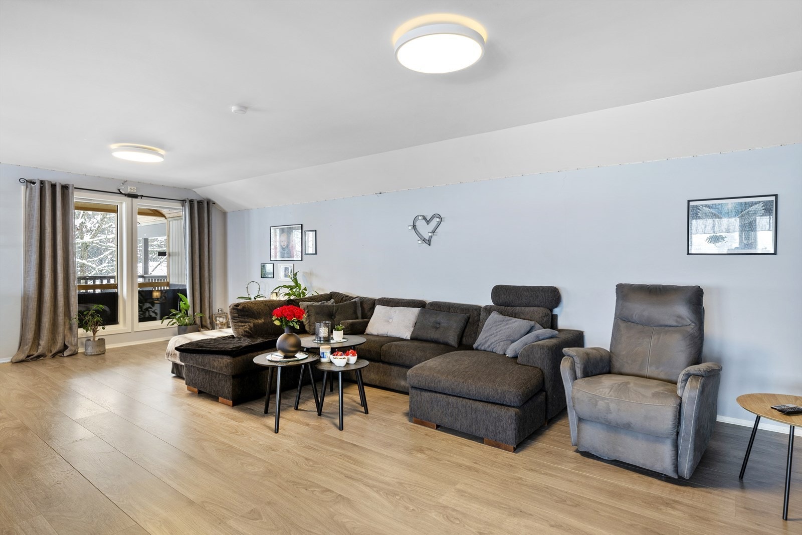 Stuen har laminat på gulv og lyse overflater. Galleribilde