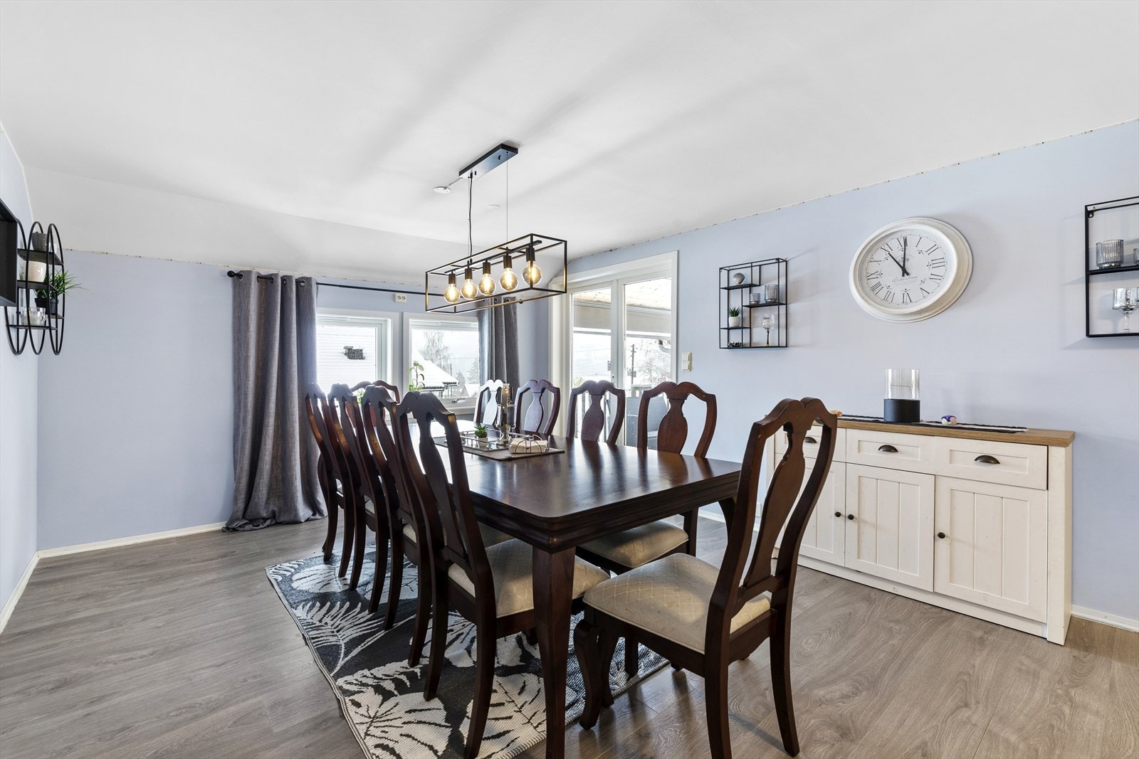 Stuen har store vindusflater. Galleribilde