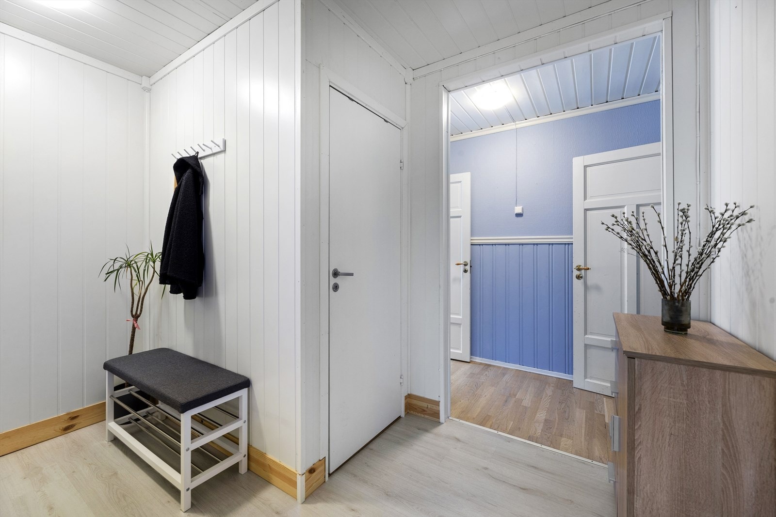 Gang med plass for oppheng av yttertøy. Galleribilde