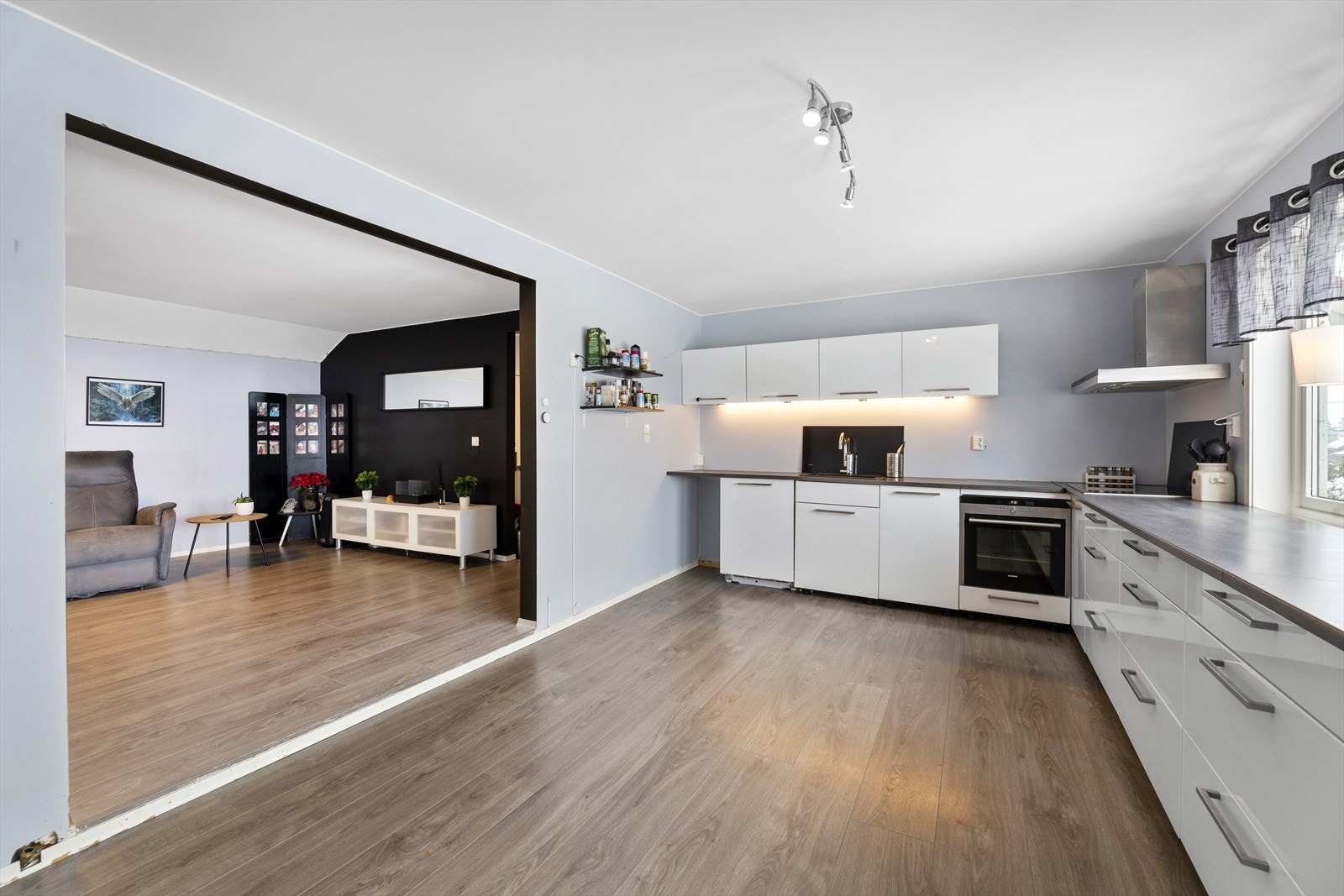 Fra stuen er det delvis åpen løsning mot kjøkkenet. Galleribilde