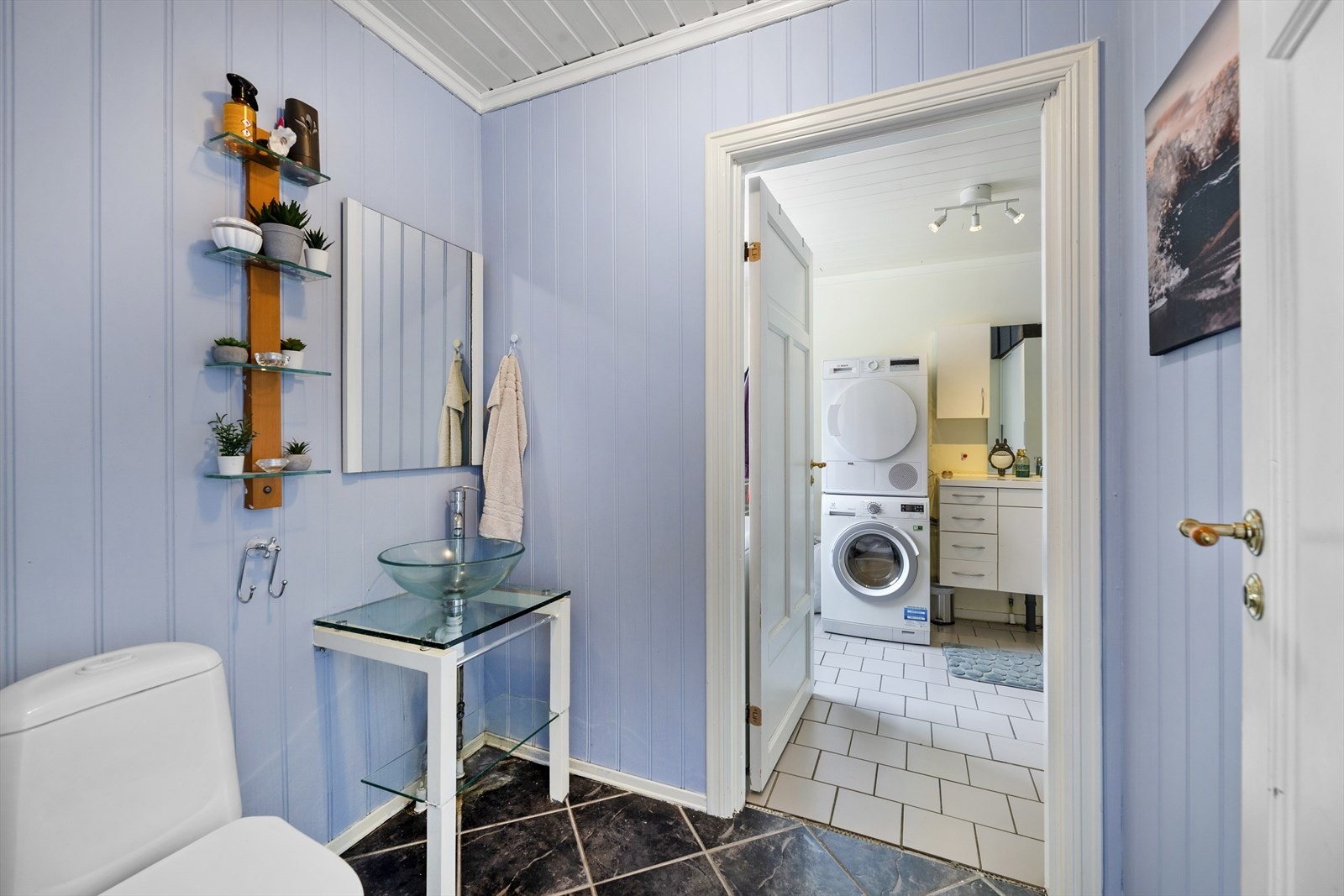 Separat toalettrom med toalett og enkel servant. Galleribilde