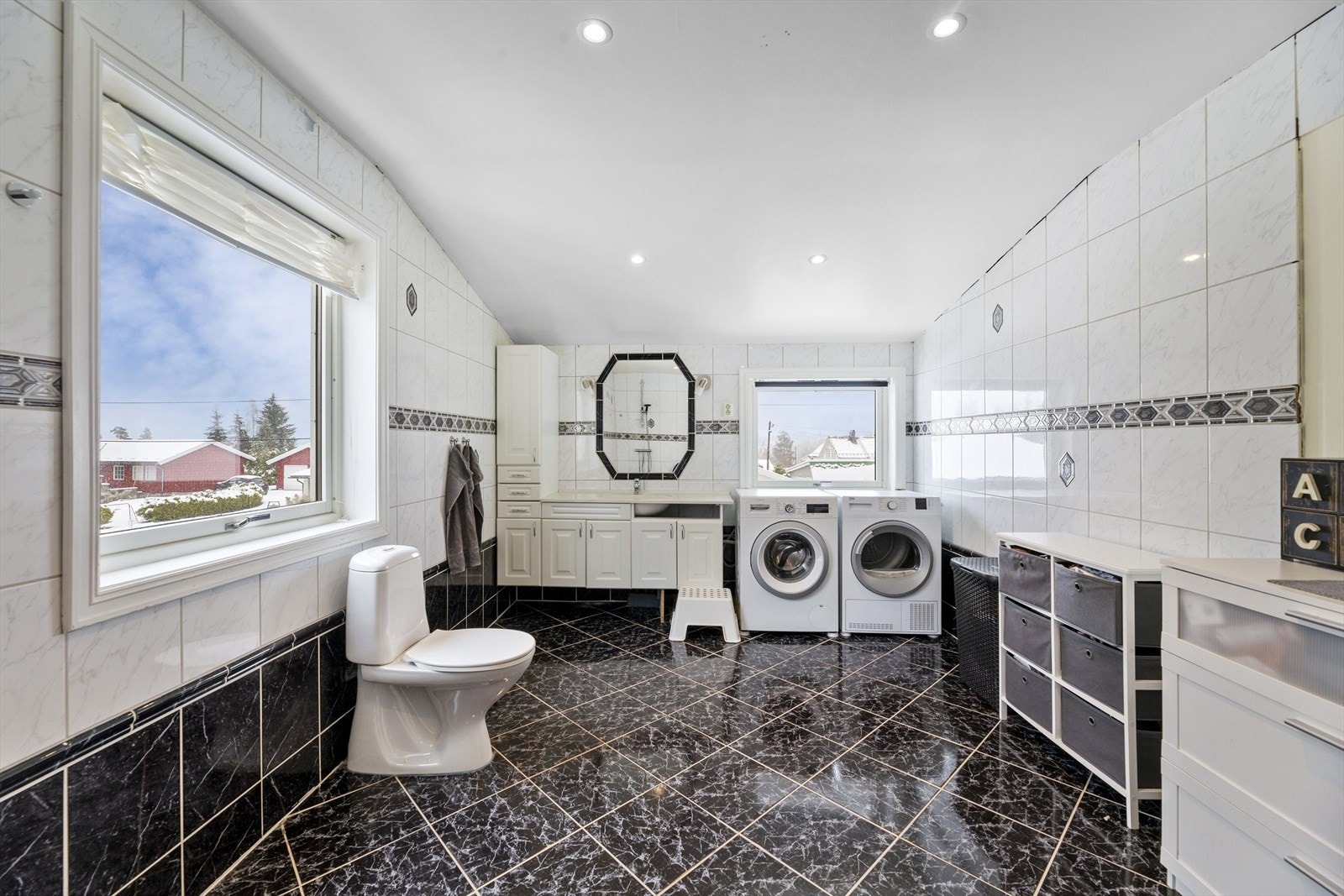 Badet i 2. etasje har flislagte overflater og downlights i himling. Galleribilde