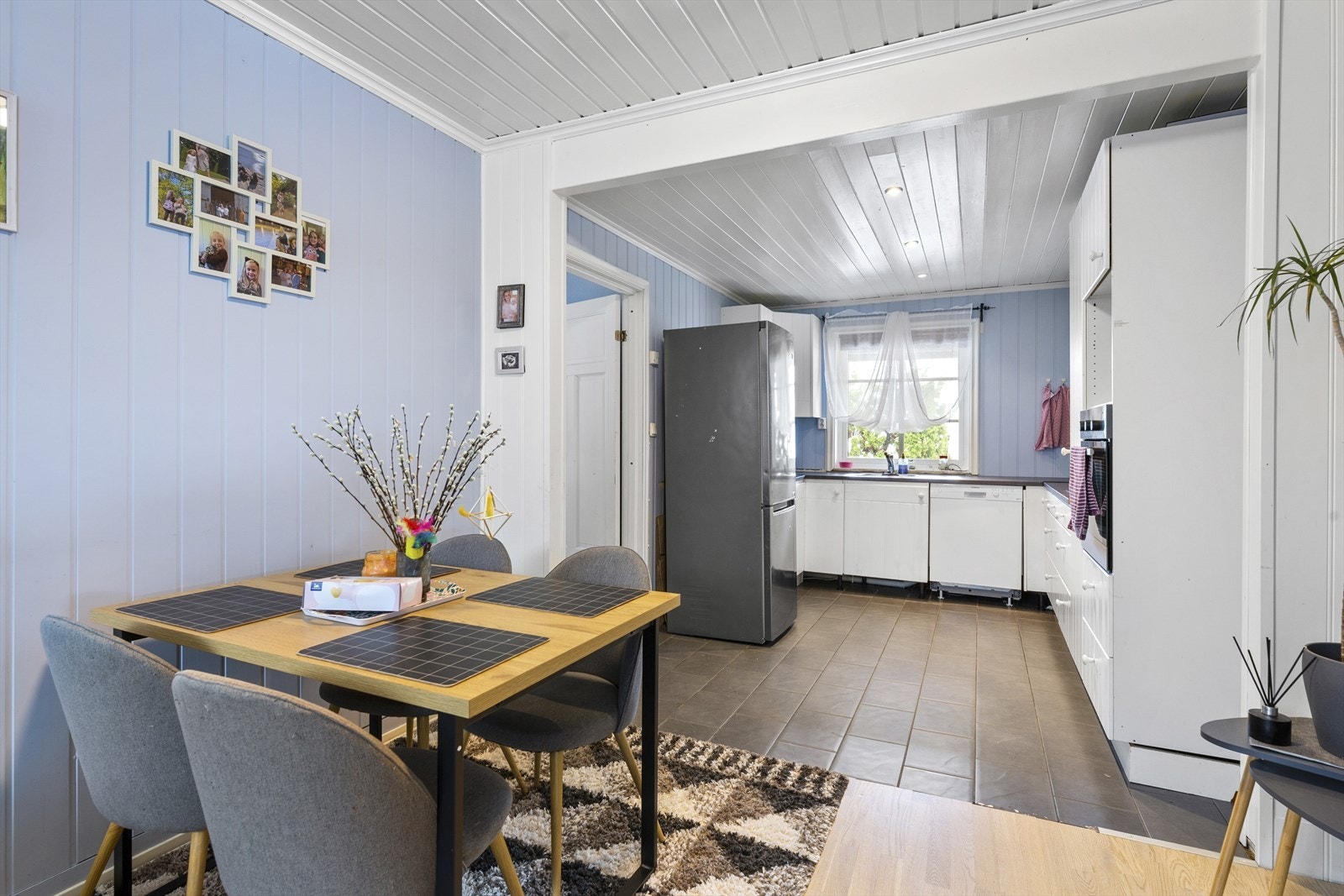 Kjøkkenet har fliser på gulv og downlights i himling. Galleribilde