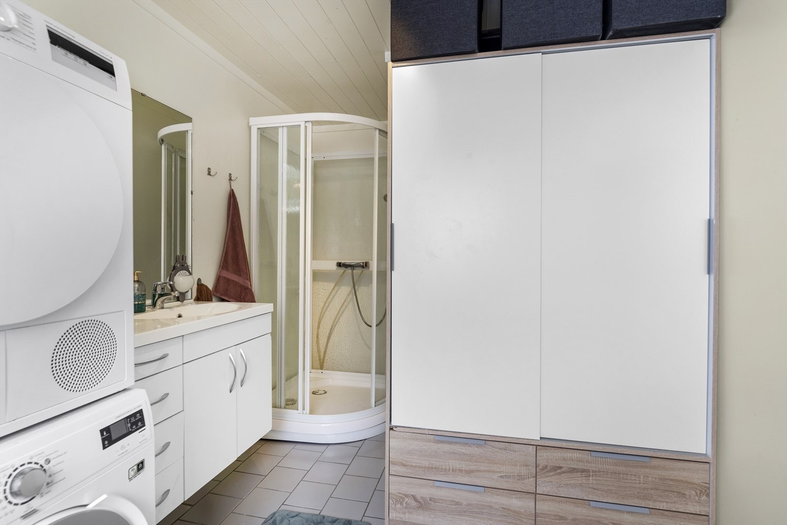 Fra toalettet er det gjennomgang til badet. Galleribilde