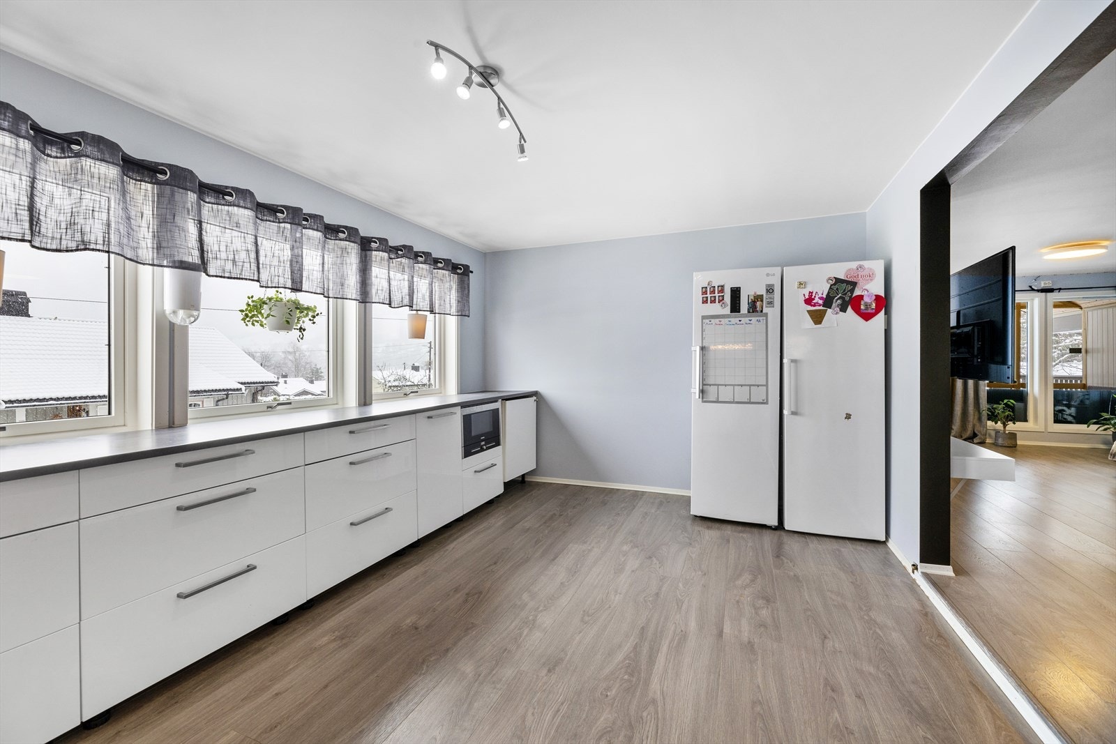 Det er rikelig av skap og benkeplass. Galleribilde