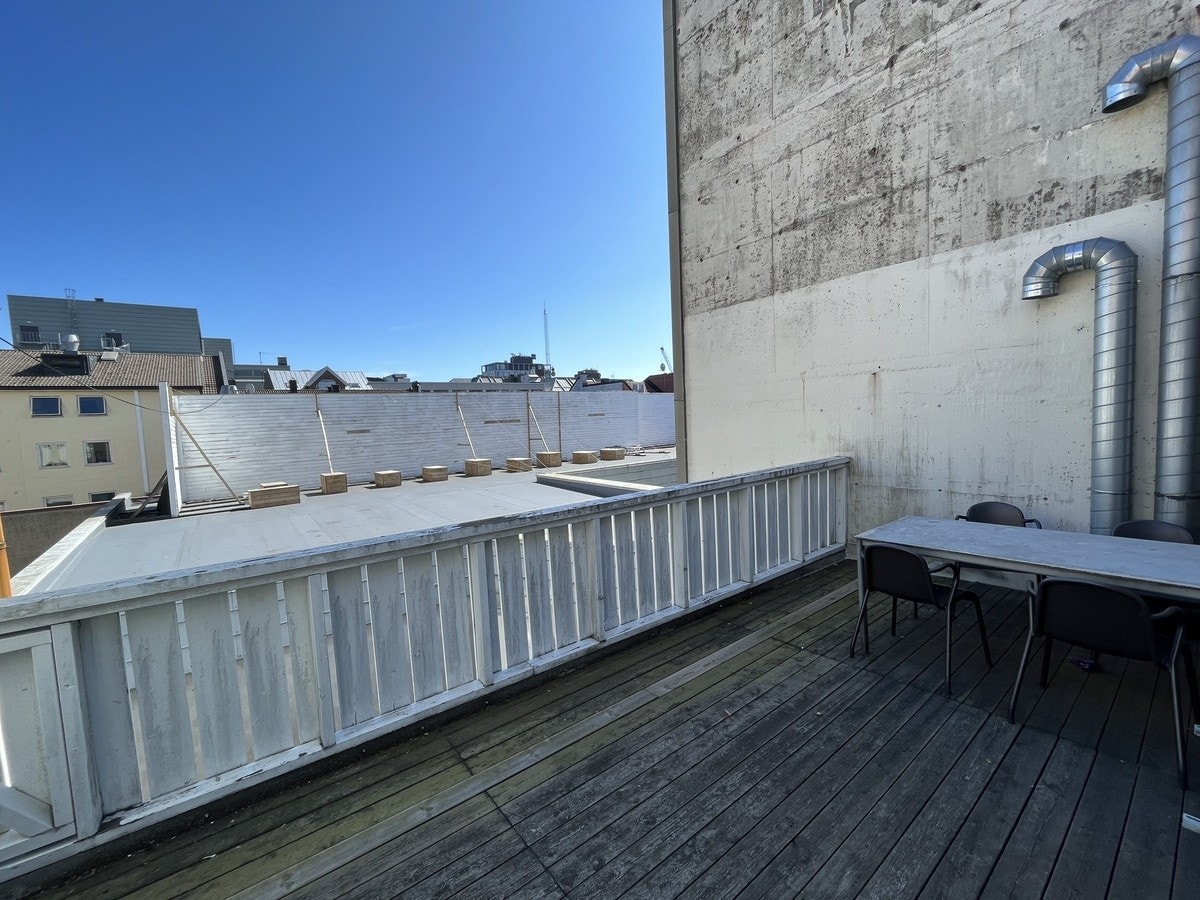 Egen takterrasse med morgensol Galleribilde