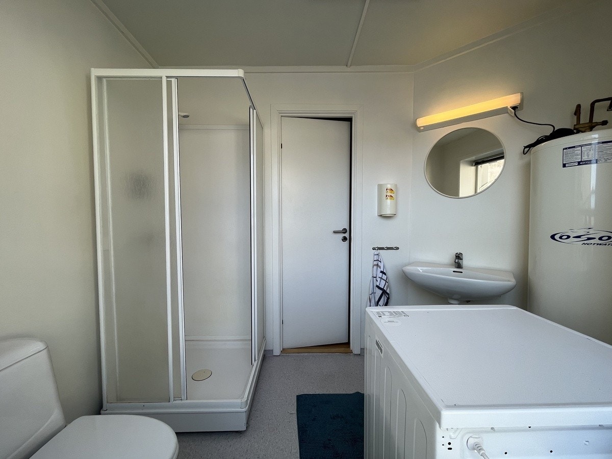 Felles bad med vaskemaskin Galleribilde