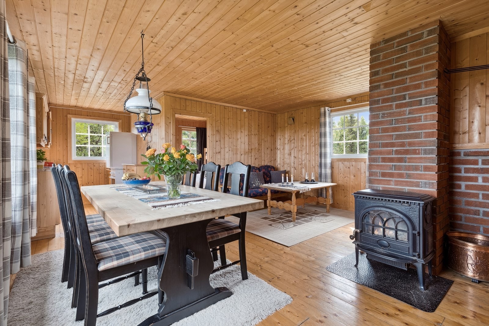 Hytta har en romslig, lun og trivelig stue med god plass til salong og spisebord. Galleribilde