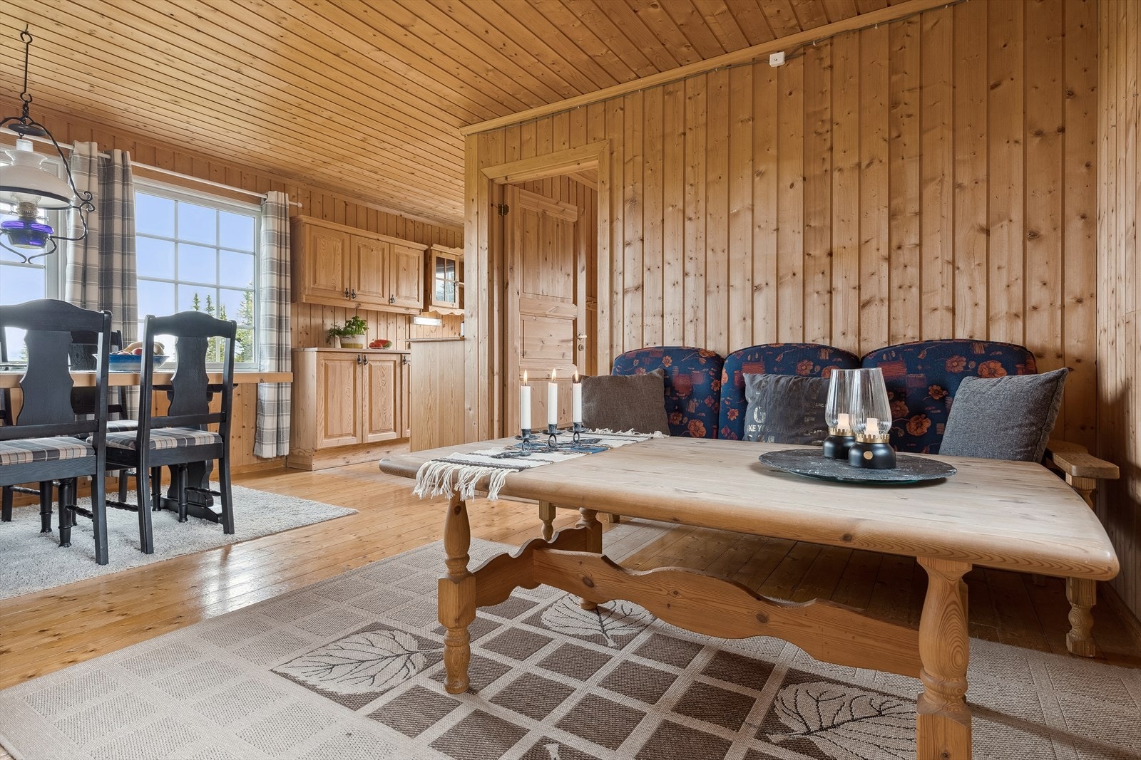 Her er det flere vindusflater som gir rikelig med naturlig lys inn i rommet. Galleribilde