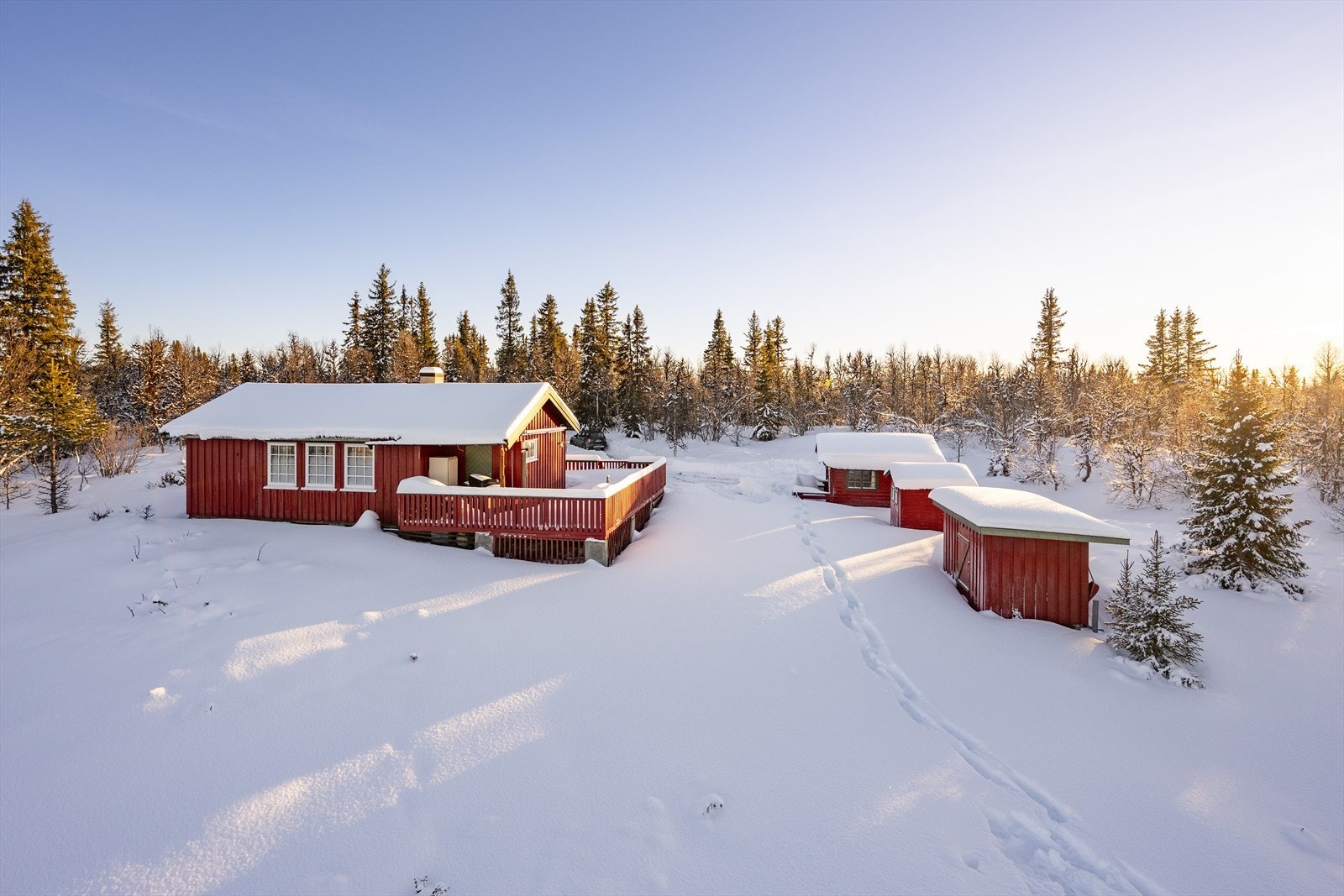 Hytta ligger på romslig tomt, i fredfulle og rolige omgivelser. Eiendommen består av hytte, anneks, uthus/utedo og uthus. Eiendommen ligger veldig fint til langs Nordre-Lia Seterveg, med kort avstand til blant annet Isumhøgda, Gålå og Lauvåsen. Galleribilde